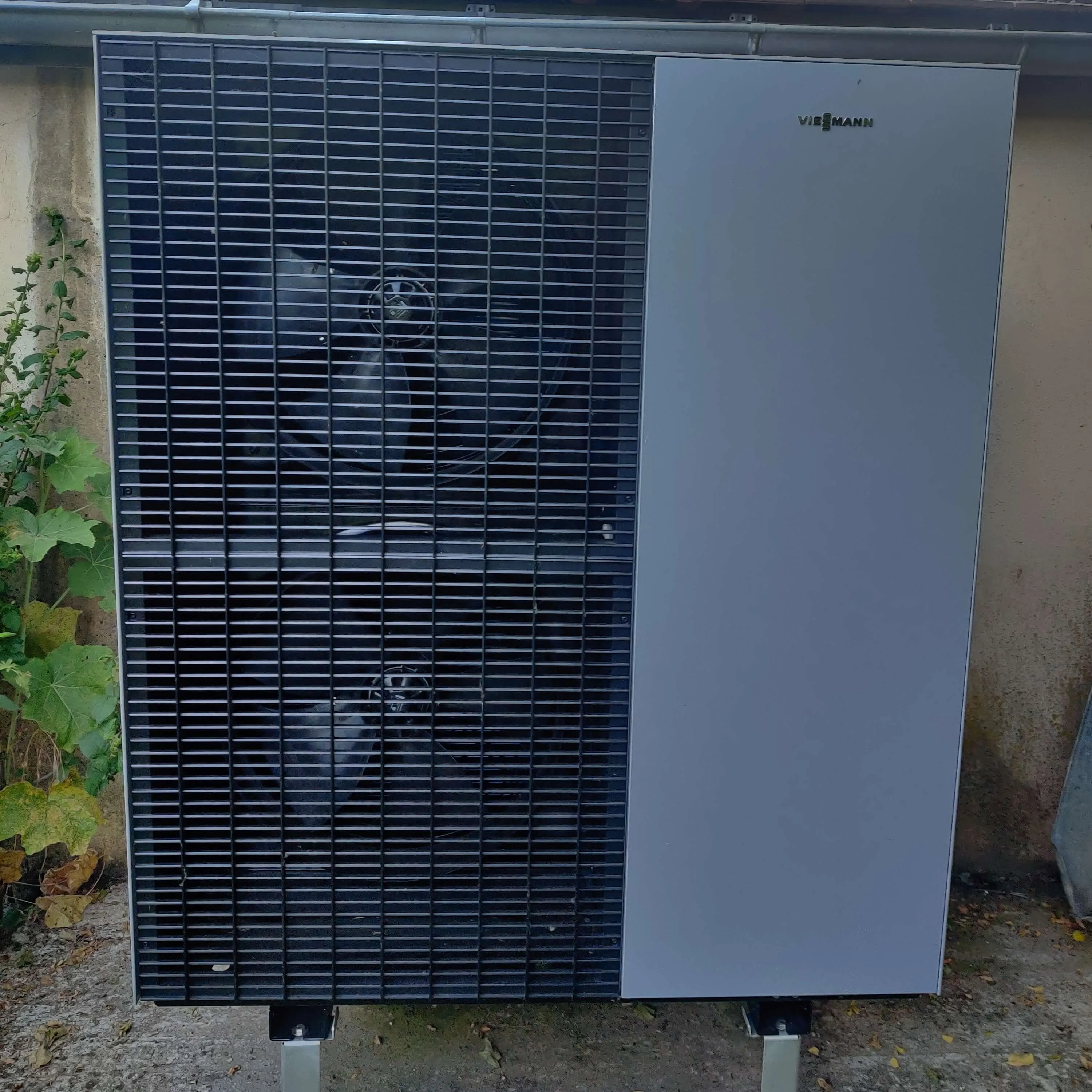 Pompe à chaleur Viessmann installée à l’extérieur d’une maison